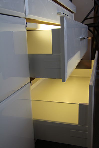 Vit lådinredning – Intivo back med vit lådinredning och designlåda med glassida